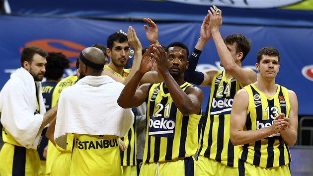 Basketbalisté Fenerbahce oslavují vítězství, s číslem 24 Jan Veselý.