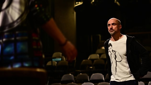 Režisér a choreograf Petr Zuska během zkoušek Terapie v Dejvickém divadle