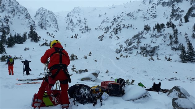 Záchranáři našli pod lavinou v Černém kotli na polské straně Krkonoš těžce zraněnou lyžařku (14. 3. 2021).