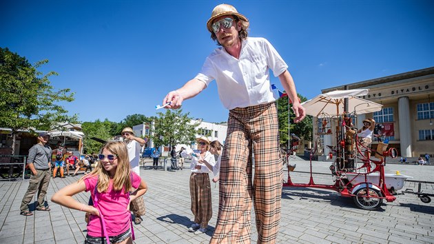 Pouliční divadlo Kvelb účinkuje na náměstí na festivalu Jiráskův Hronov (5. 8. 2020).