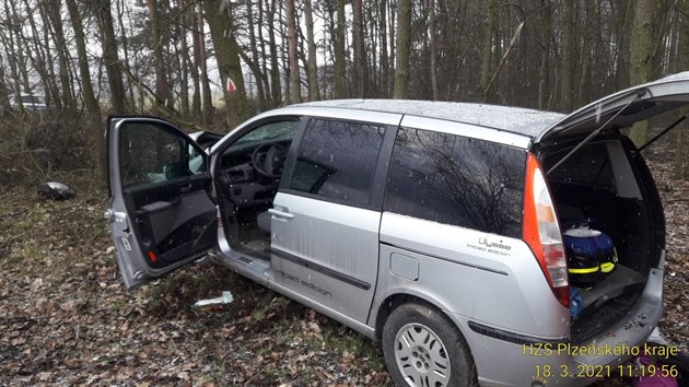 Řidič ujížděl policistům v kradeném autě a narazil do stromu. Při nehodě se vážně zranila jeho spolujezdkyně.