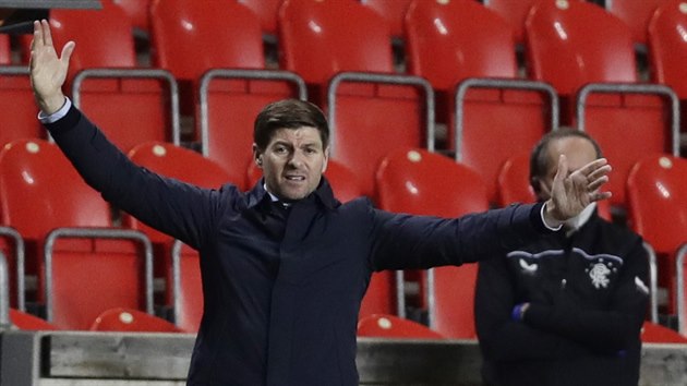 Steven Gerrard, trenér fotbalistů Rangers, rozhazuje rukama po faulu Slavie na jednoho z jeho svěřenců.