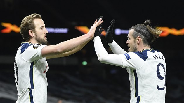 Harry Kane a Gareth Bale z Tottenhamu oslavují gól proti Dinamu Záhřeb.