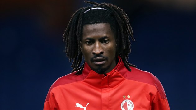 Slvistick fotbalista Peter Olayinka se rozcviuje ped utknm na hiti Rangers.