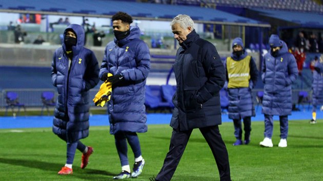 VYŘAZENÝ. José Mourinho, trenér fotbalistů Tottenhamu, opouští trávník po porážce s Dinamem Záhřeb.