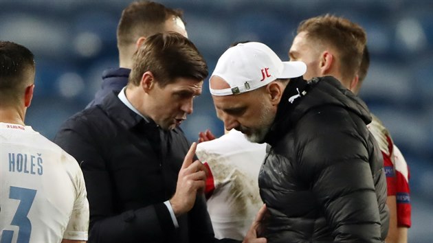 Steven Gerrard, trenr fotbalist Rangers, po zpase rozmlouv se svm protjkem Jindichem Trpiovskm ze Slavie.