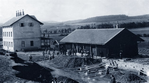Stavba netolického nádraží, rok 1895