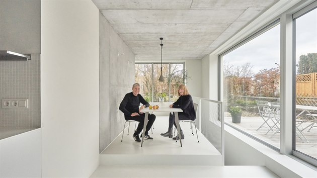 Architekt Stephan Rauch dům postavil nejen pro sebe, ale i pro prarodiče, kteří se za sdíleným bydlením přistěhovali z Düsseldorfu, kde poslední léta bydleli.
