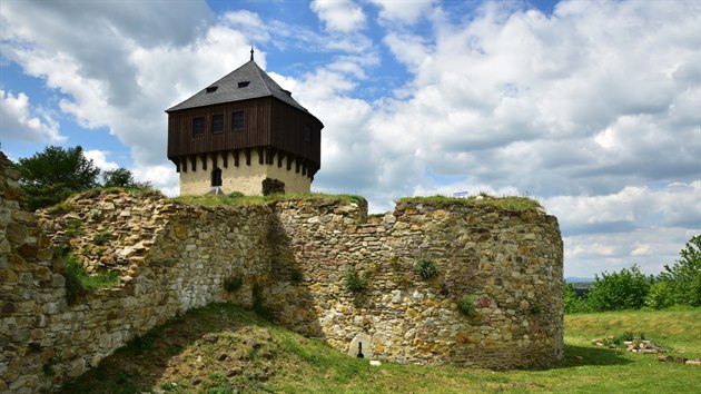 Rekonstrukce a obnovy se dokaly tak hradby a pkop ohraniujc hrad.