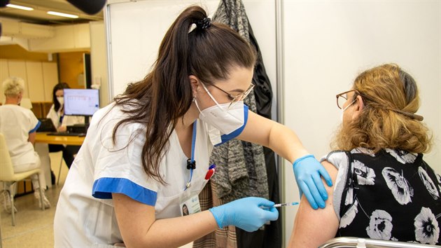 Po t�dnech p��prav se v pond�l� poprv� otev�elo velkokapacitn� o�kovac� centrum v pavilonu A na ostravsk� �ern� louce. Pro prvn� d�vku vakc�ny si tam p�i�lo p�es dv� st� lid�. (1.3.2021)