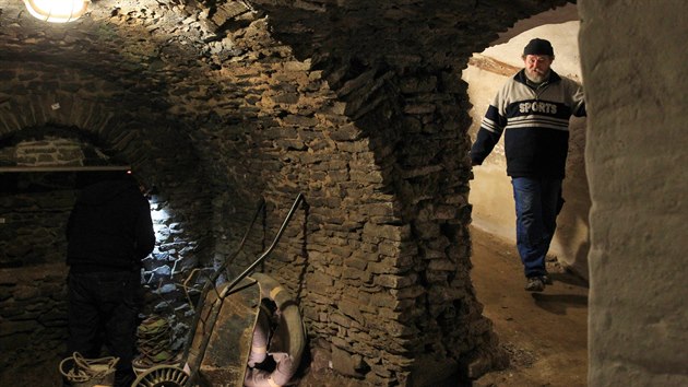 Při rekonstrukci sklepení v historické rychtě zedníci odkryli původní podlahu s unikátním systémem odvodnění, našli i starou studnu.