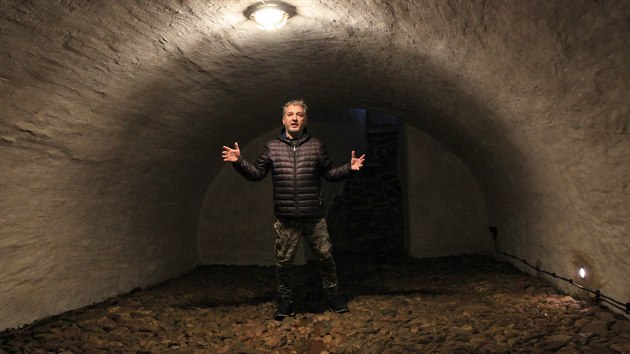 Starosta Úvalna Radek Šimek ukazuje sklepení v tamní historické rychtě. Při rekonstrukci zedníci odkryli původní podlahu s unikátním systémem odvodnění, našli i starou studnu.