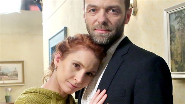 Denisa Nesvailov a Luk Langmajer v serilu Slunen (2021)