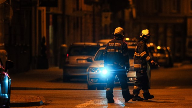 Policist a hasii pracuj v plzesk Kollrov ulici, kde byl hlen por v jednom z dom (10. 3. 2021).