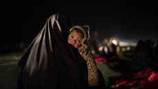 Syrská ena s díttem nedaleko msta Baghúz, poslední baty Islámského státu v...