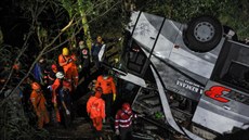 Autobus se na ostrov Jáva zítil z dvacetimetrové výky. Pi havárii zemelo...