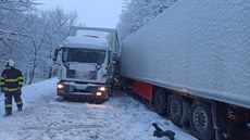 U Nového Rokytníku na Trutnovsku se na zasněžené silnici srazily dva kamiony....