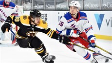 Ryan Lindgren (vpravo) z Rangers a David Pastrák z Bostonu.