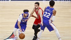 Tomá� Satoranský z Chicaga prot dvojici hrá�� z Philadelphie. Vlevo je Seth...