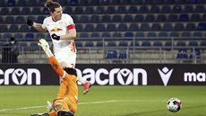 Marcel Sabitzer z Lipska p�ekonává banká�e Bielefeldu Stefana Ortegu.