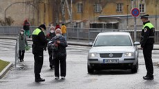 Lidé picházejí na okování do nového okovacího centra v chebském Kulturním...