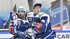 Branká� Komety Luká� Klime� (vpravo) se raduje z vít�zné branky se spoluhrá�em...