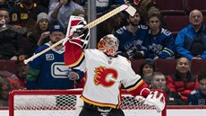 Je to doma! Branká David Rittich slaví vítzství svého Calgary.