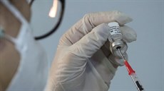 Izrael nabízí třetí dávku vakcíny Pfizer lidem s oslabenou imunitou. Ve hře je i přeočkování široké veřejnosti