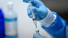 Příprava vakcíny Pfizer/BioNTech pro očkování