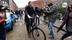 Nizozemský premiér Mark Rutte dorazil k parlamentním volbám na kole. (17....