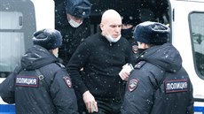 Jeden ze zadrených úastník setkání opozice v Moskv. (13. bezna 2020)