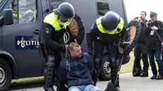 Nizozemská policie s pouitím vodního dla a obuk rozehnala v Haagu protest...