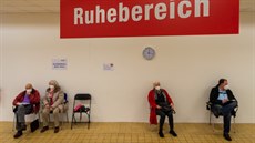 Lidé sedí ve vakcinaním centru v nmeckém Fürstenfeldbrucku v místnosti urené...