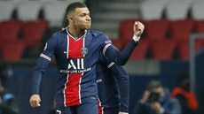 Kylian Mbappé z PSG slaví gól proti Barcelon.