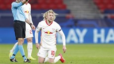 Emil Forsberg z Lipska kleí na trávníku.