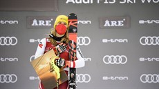 Rakouská lyaka Katharina Liensbergerová slaví vítzství ve slalomu v Aare.