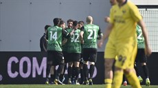 Fotbalisté Sassuola se radují z gólu v zápase proti Veron.