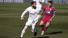 Kapitán Realu Madrid Sergio Ramos vede balon v zápase proti Elche.