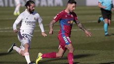 Tete Morente (vpravo) z Elche vede balon, zezadu ho stíhá Isco z Realu Madrid.