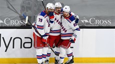 Hokejisté New York Rangers se radují z gólu v zápase proti Bostonu.