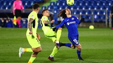 Marc Cucurella (vpravo) z Getafe se snaí zpracovat balon v zápase proti...