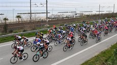 Cyklisté se chystají na start 5. etapy Tirrena.