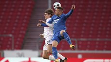 Borna Sosa (vlevo) z Stuttgartu a Pavel Kade�ábek z Hoffenheimu v hlavi�kovém...