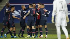Fotbalisté PSG se radují ze vsteleného gólu proti Nantes.