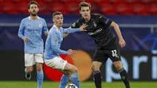 Phil Foden z Manchesteru City (vlevo) a Florian Neuhaus z Mönchengladbachu...