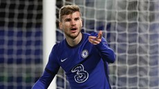 Timo Werner z Chelsea nerozumí verdiktu sudího.
