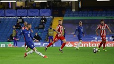 Hakím Zijach (Chelsea) zakonuje gólem rychlý protiútok v zápase s Atlétikem...