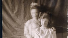 Děvče a jeho sestra - duch. Fotograf neznámý, snímek pochází z doby kolem roku...