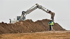 Archeologové pi vykopávkách v míst stavby dálnice v Babicích. (4.3. 2021)