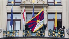 Vyvení tibetské vlajky. Praha Mariánské námstí (10.bezna 2021)
